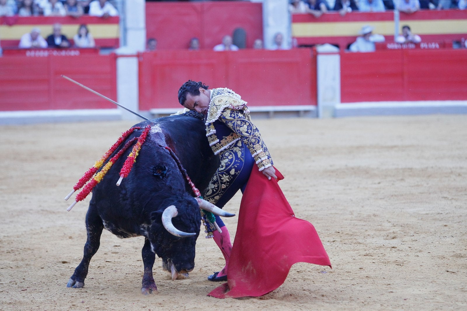 José Garrido salvó la tarde con una faena épica al cuarto, que le volteó de manera aparatosa y estuvo a punto de mandarlo a la enfermería