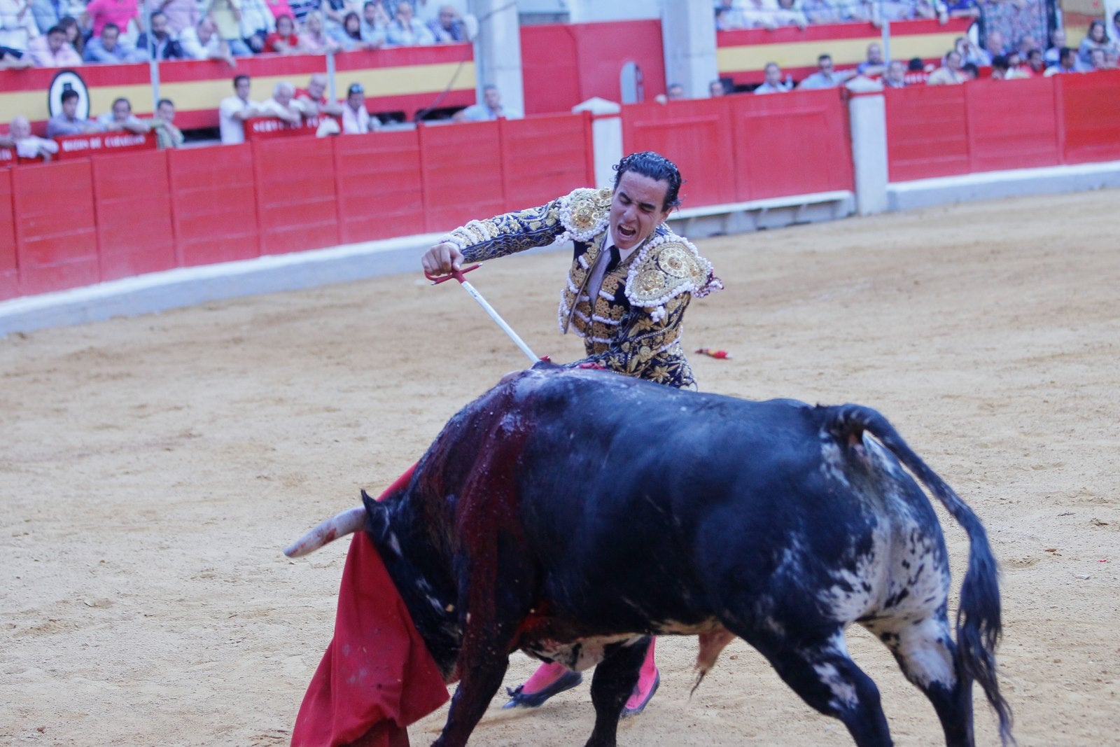 José Garrido salvó la tarde con una faena épica al cuarto, que le volteó de manera aparatosa y estuvo a punto de mandarlo a la enfermería