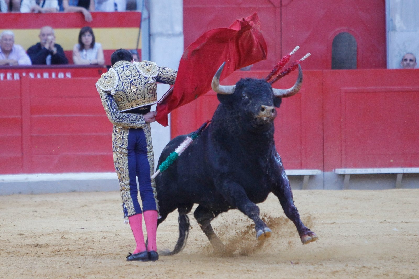 José Garrido salvó la tarde con una faena épica al cuarto, que le volteó de manera aparatosa y estuvo a punto de mandarlo a la enfermería