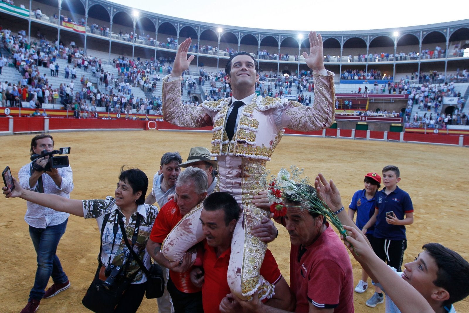 José Garrido salvó la tarde con una faena épica al cuarto, que le volteó de manera aparatosa y estuvo a punto de mandarlo a la enfermería