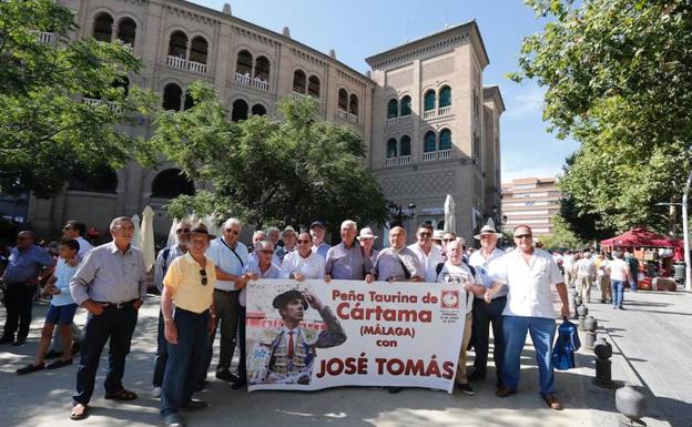 Imagen. Aficionados junto a la Plaza de Toros de Granada.