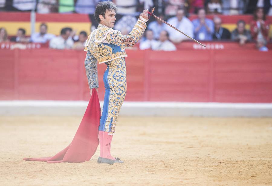 El diestro levanta a la grada con cuatro orejas en sus dos primeros toros, lo que confirmaba que volvía a la ciudad nazarí con lo mejor de su tauromaquia