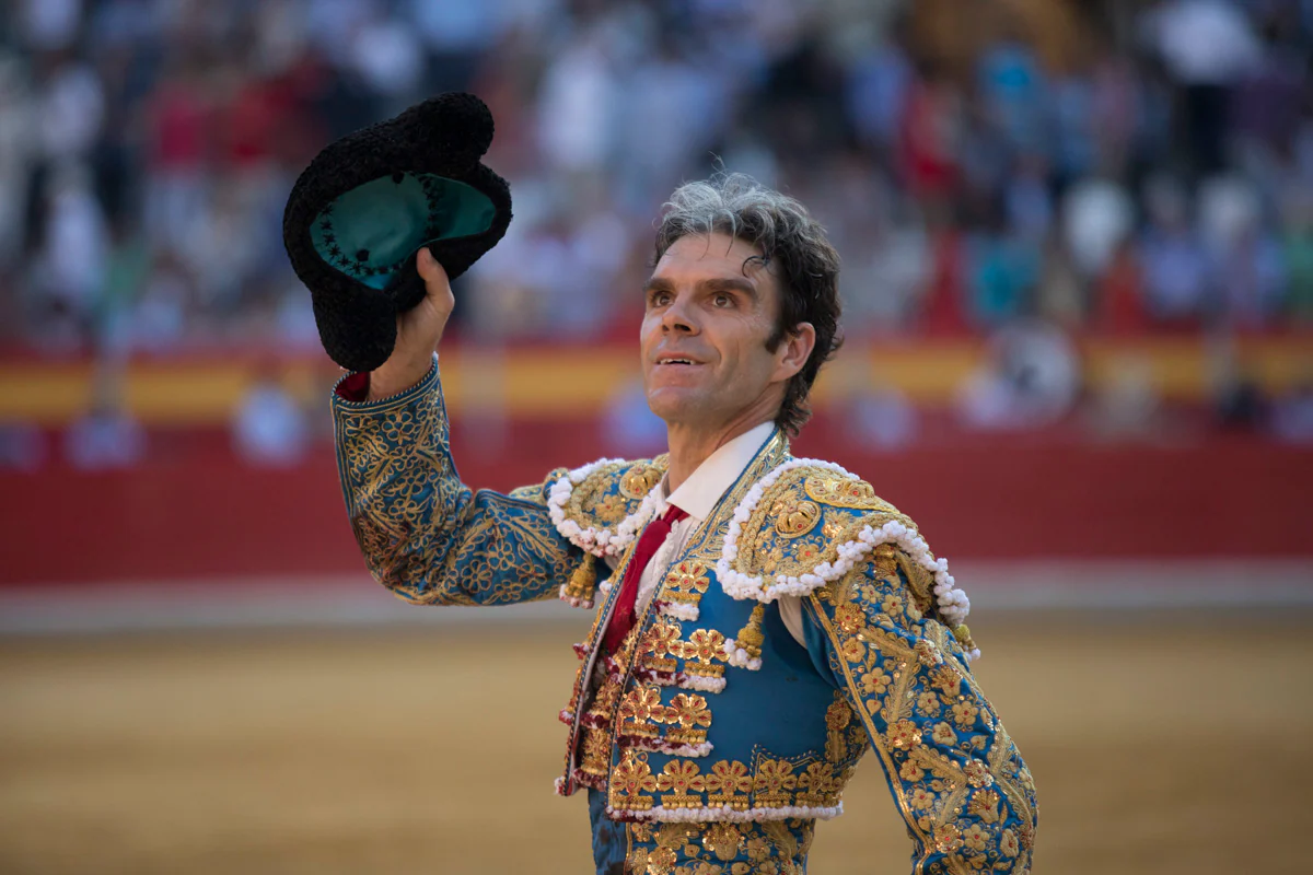 El diestro levanta a la grada con seis orejas y un rabo, confirmando que volvía a la ciudad nazarí con lo mejor de su tauromaquia