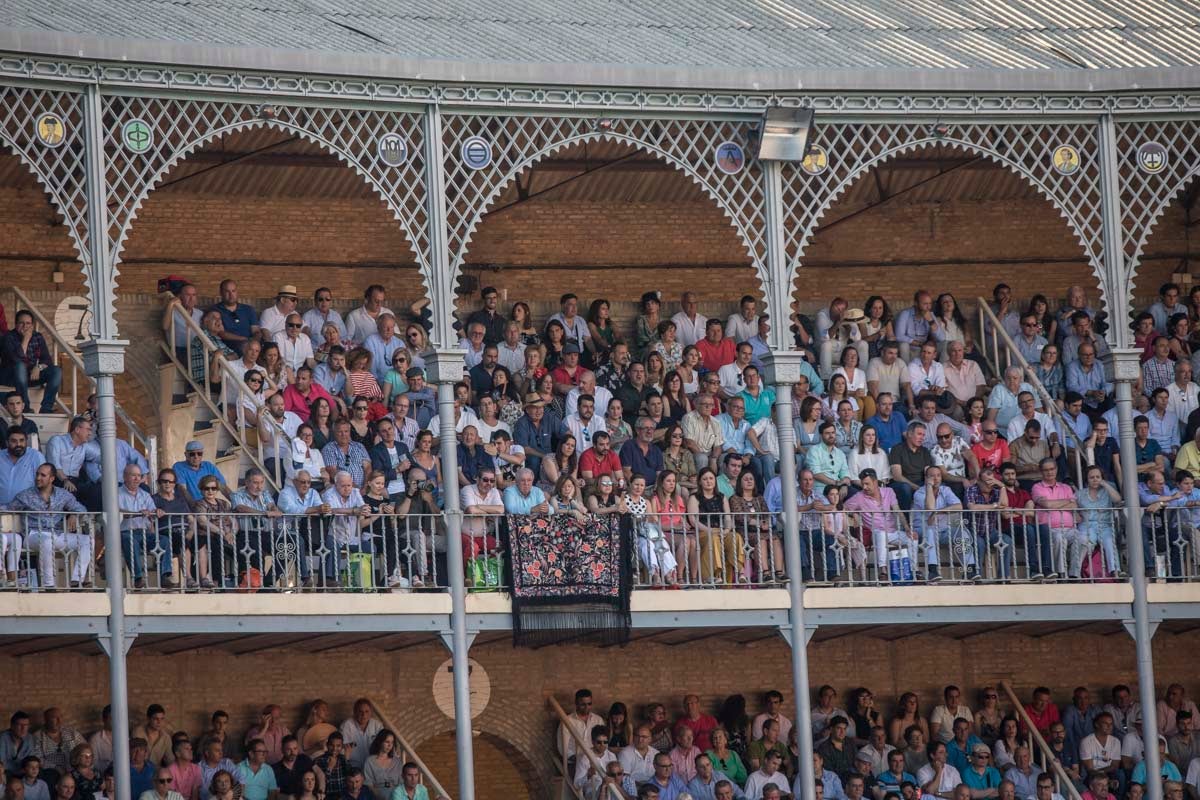 Portentosa actuación del granadino 'El Fandi', a hombros con Julián López 'El Juli' en tarde de claroscuros de 'Morante de la Puebla'