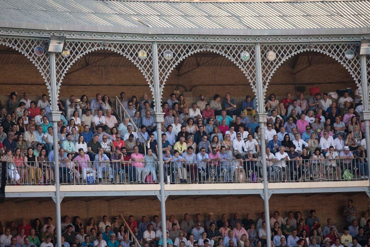 Portentosa actuación del granadino 'El Fandi', a hombros con Julián López 'El Juli' en tarde de claroscuros de 'Morante de la Puebla'