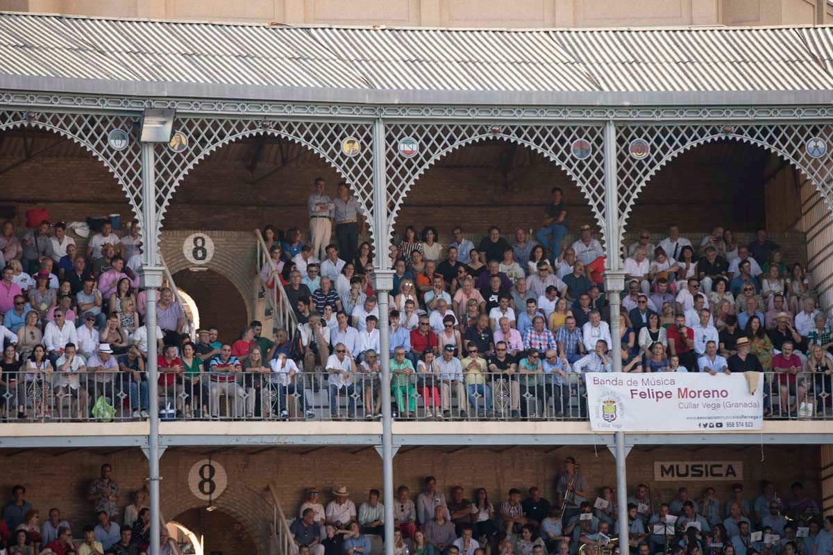 Portentosa actuación del granadino 'El Fandi', a hombros con Julián López 'El Juli' en tarde de claroscuros de 'Morante de la Puebla'