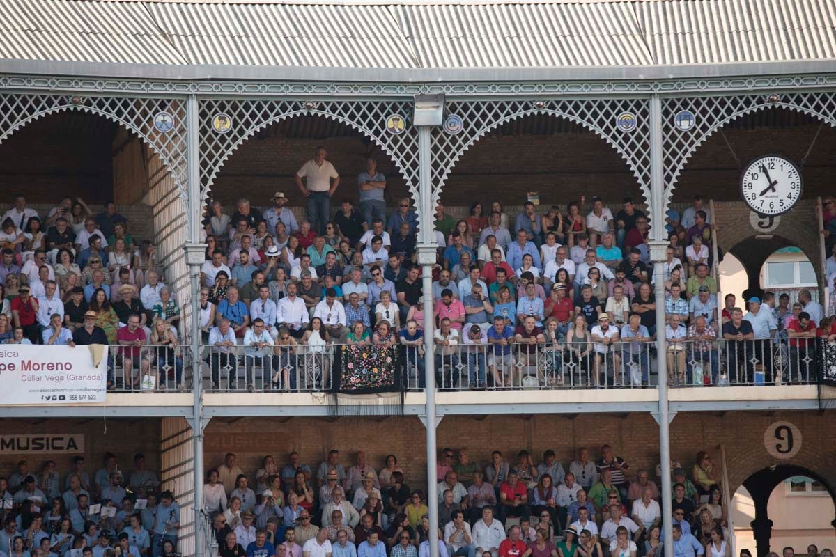 Portentosa actuación del granadino 'El Fandi', a hombros con Julián López 'El Juli' en tarde de claroscuros de 'Morante de la Puebla'