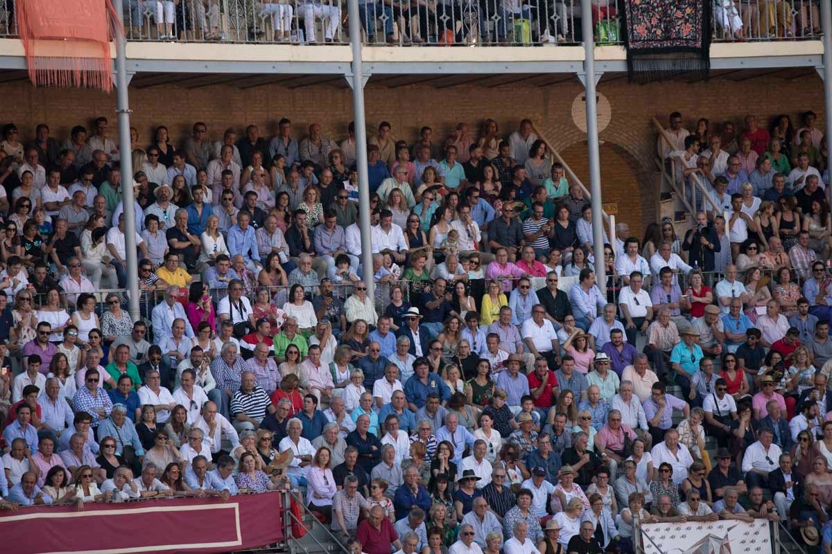 Portentosa actuación del granadino 'El Fandi', a hombros con Julián López 'El Juli' en tarde de claroscuros de 'Morante de la Puebla'