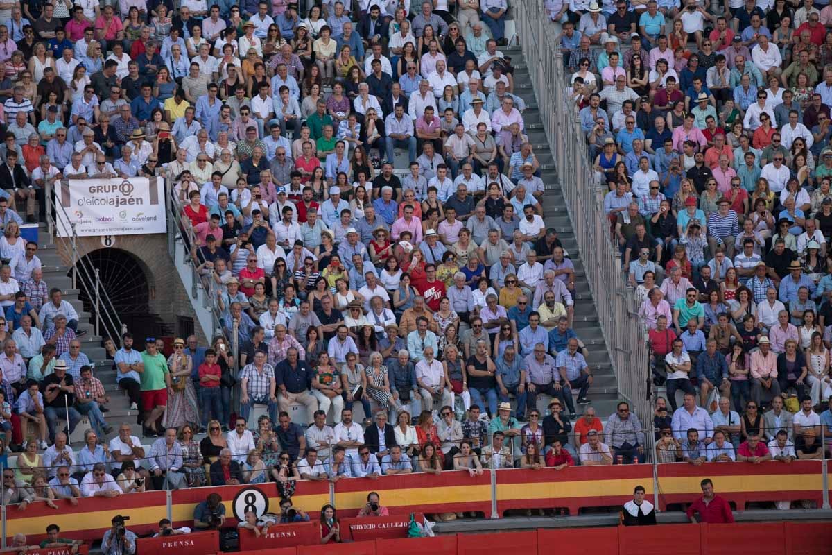 Portentosa actuación del granadino 'El Fandi', a hombros con Julián López 'El Juli' en tarde de claroscuros de 'Morante de la Puebla'