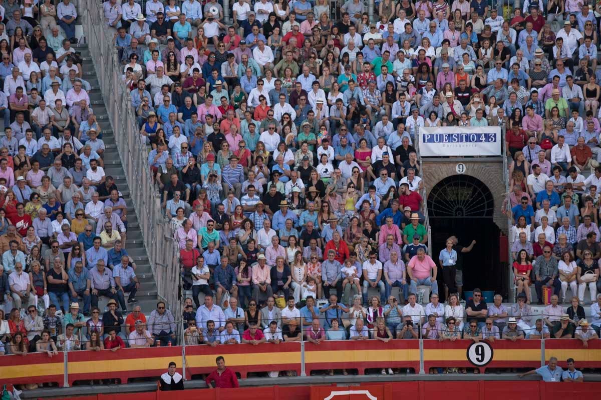 Portentosa actuación del granadino 'El Fandi', a hombros con Julián López 'El Juli' en tarde de claroscuros de 'Morante de la Puebla'