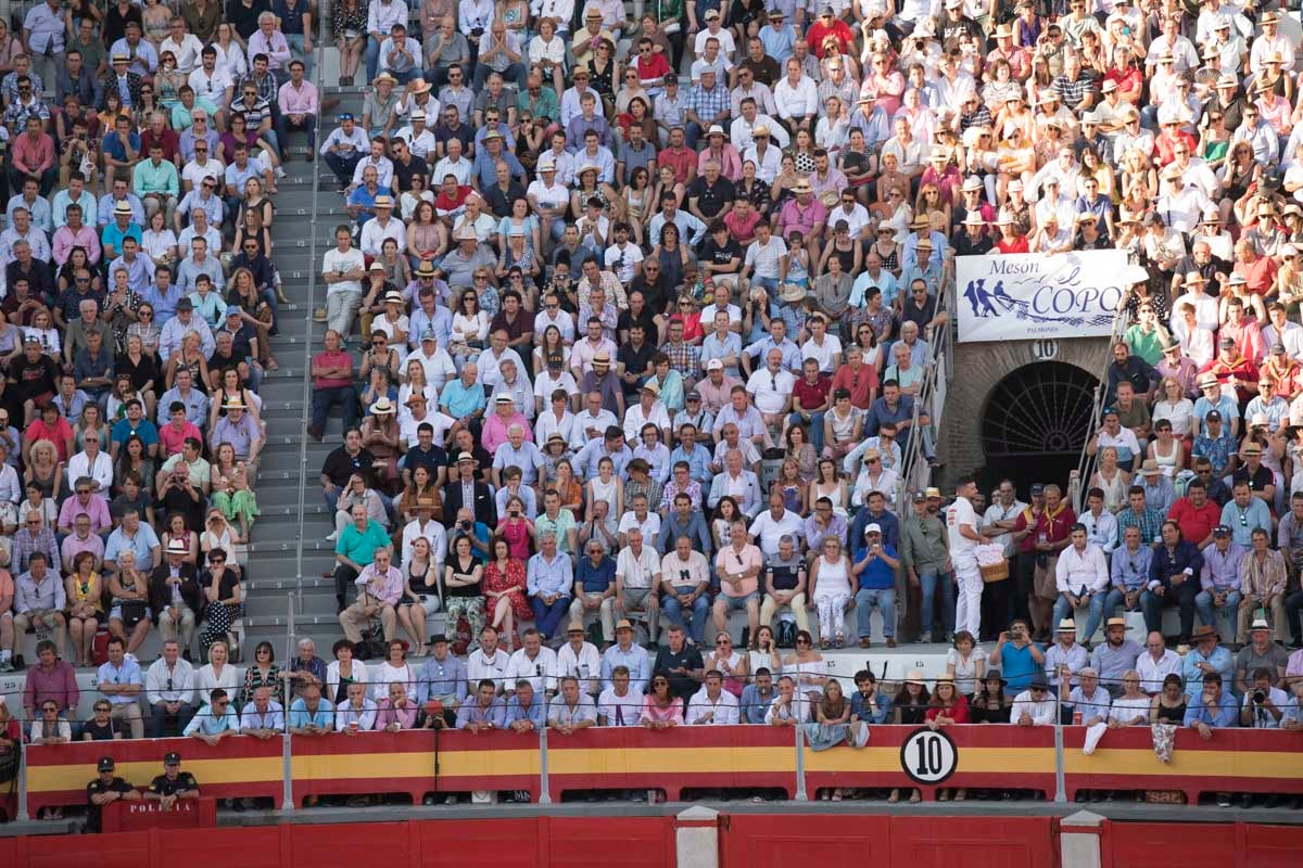 Portentosa actuación del granadino 'El Fandi', a hombros con Julián López 'El Juli' en tarde de claroscuros de 'Morante de la Puebla'