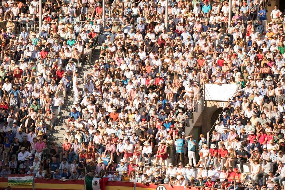 Portentosa actuación del granadino 'El Fandi', a hombros con Julián López 'El Juli' en tarde de claroscuros de 'Morante de la Puebla'