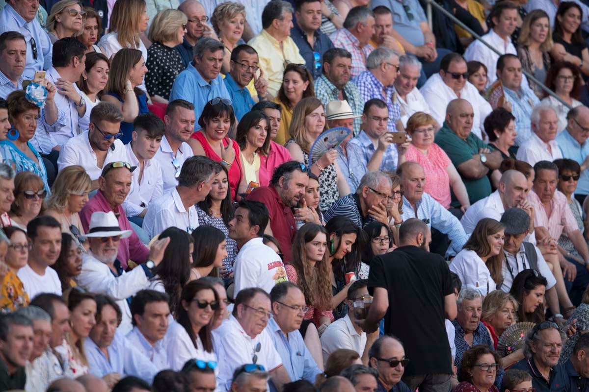 Portentosa actuación del granadino 'El Fandi', a hombros con Julián López 'El Juli' en tarde de claroscuros de 'Morante de la Puebla'