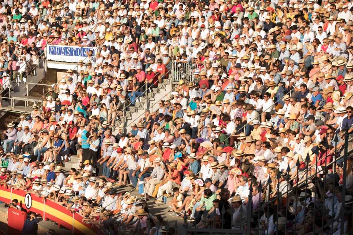 Portentosa actuación del granadino 'El Fandi', a hombros con Julián López 'El Juli' en tarde de claroscuros de 'Morante de la Puebla'