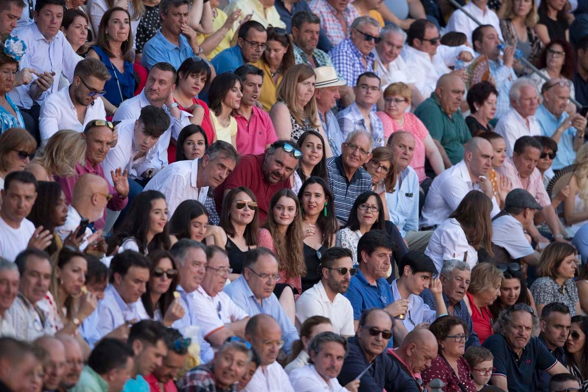 Portentosa actuación del granadino 'El Fandi', a hombros con Julián López 'El Juli' en tarde de claroscuros de 'Morante de la Puebla'