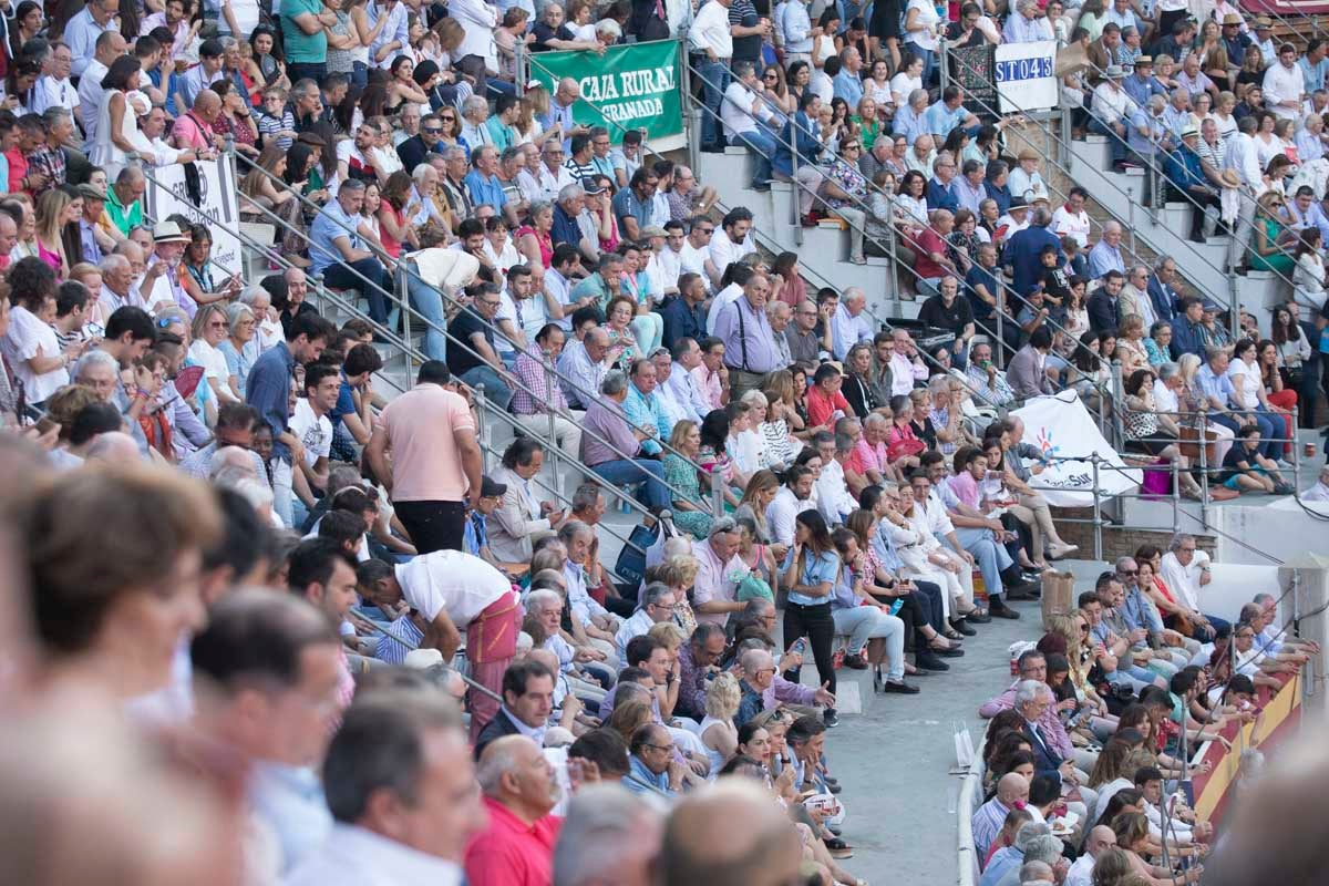 Portentosa actuación del granadino 'El Fandi', a hombros con Julián López 'El Juli' en tarde de claroscuros de 'Morante de la Puebla'