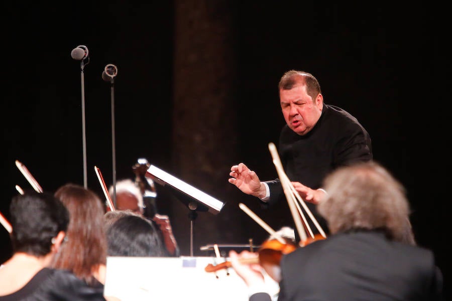 La O.C.G. abrió anoche el 68 Festival Internacional de Música y Danza de Granada, con la brillante dirección de Ivor Borton