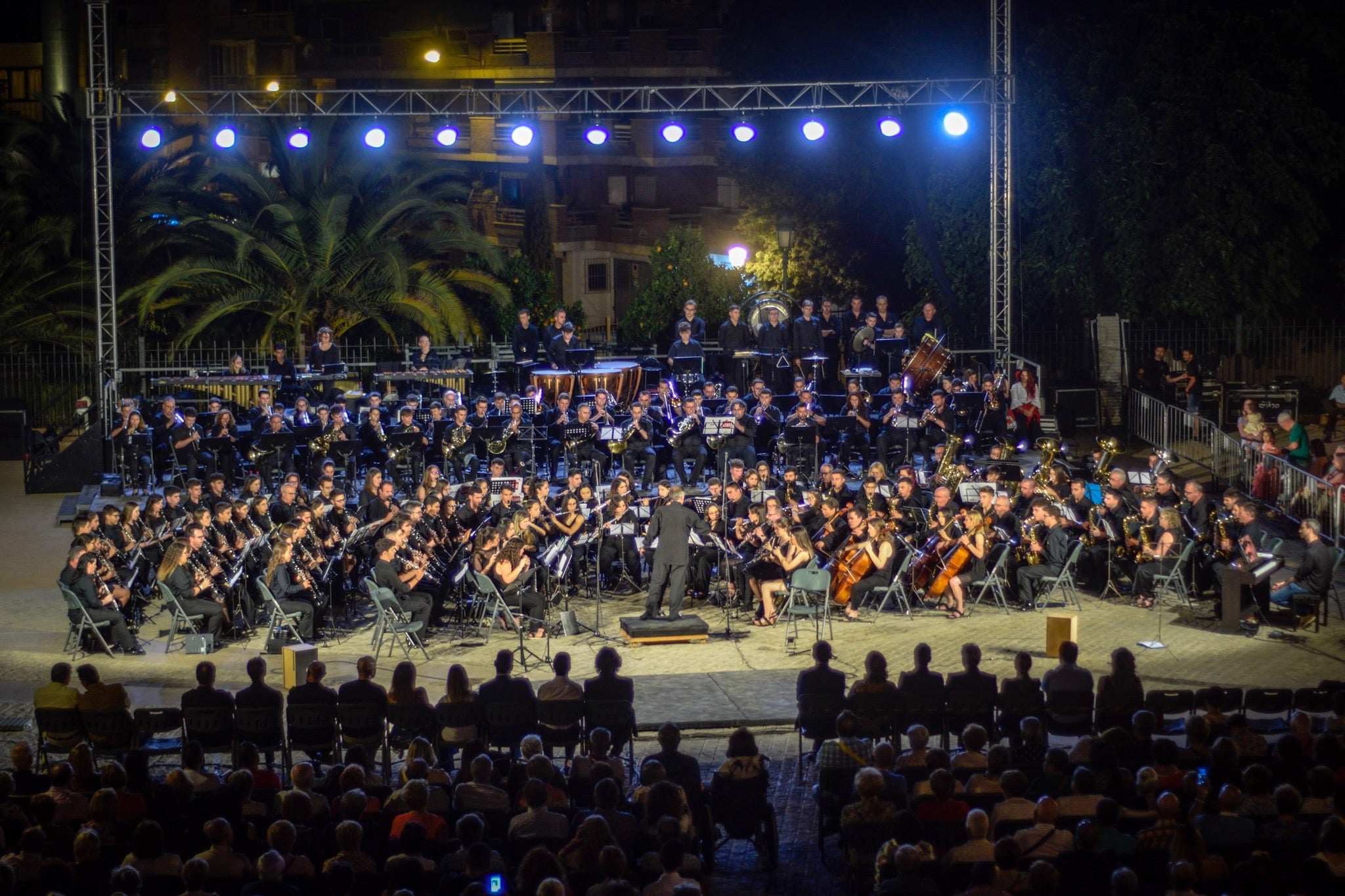 Un espectáculo de música y luces en el Palacio de Congresos pone fin a la semana de festejos en la capital nazarí