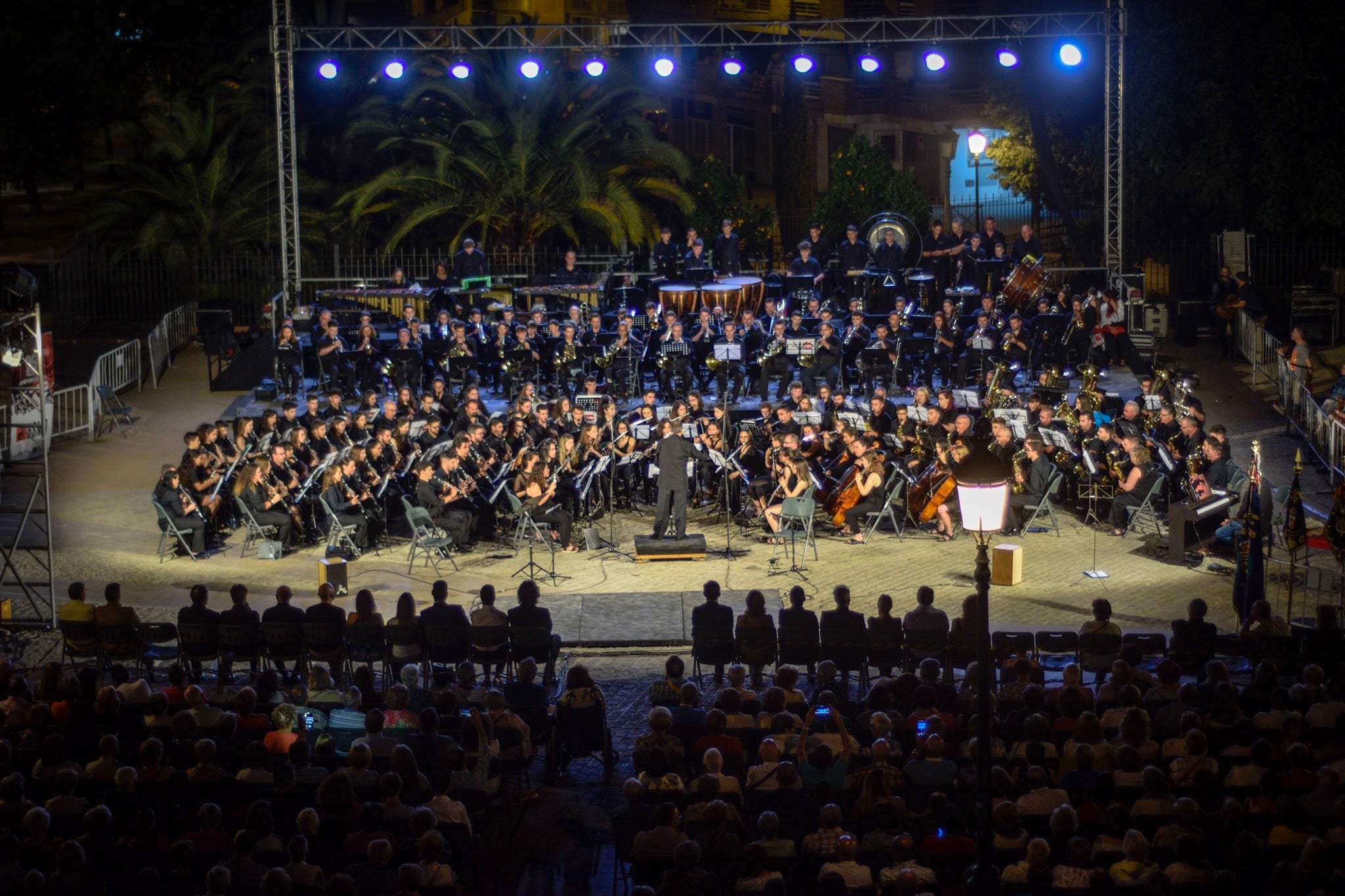 Un espectáculo de música y luces en el Palacio de Congresos pone fin a la semana de festejos en la capital nazarí