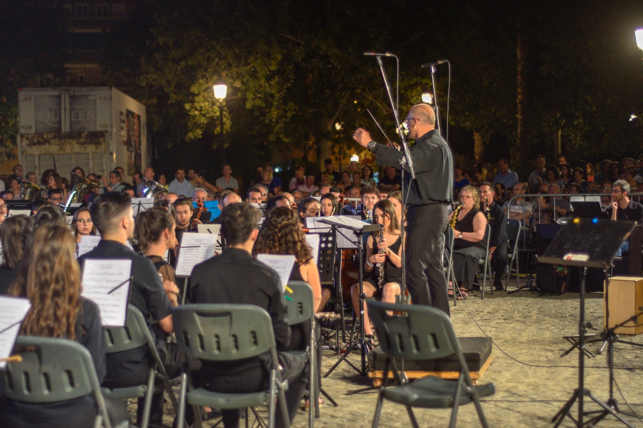 Un espectáculo de música y luces en el Palacio de Congresos pone fin a la semana de festejos en la capital nazarí