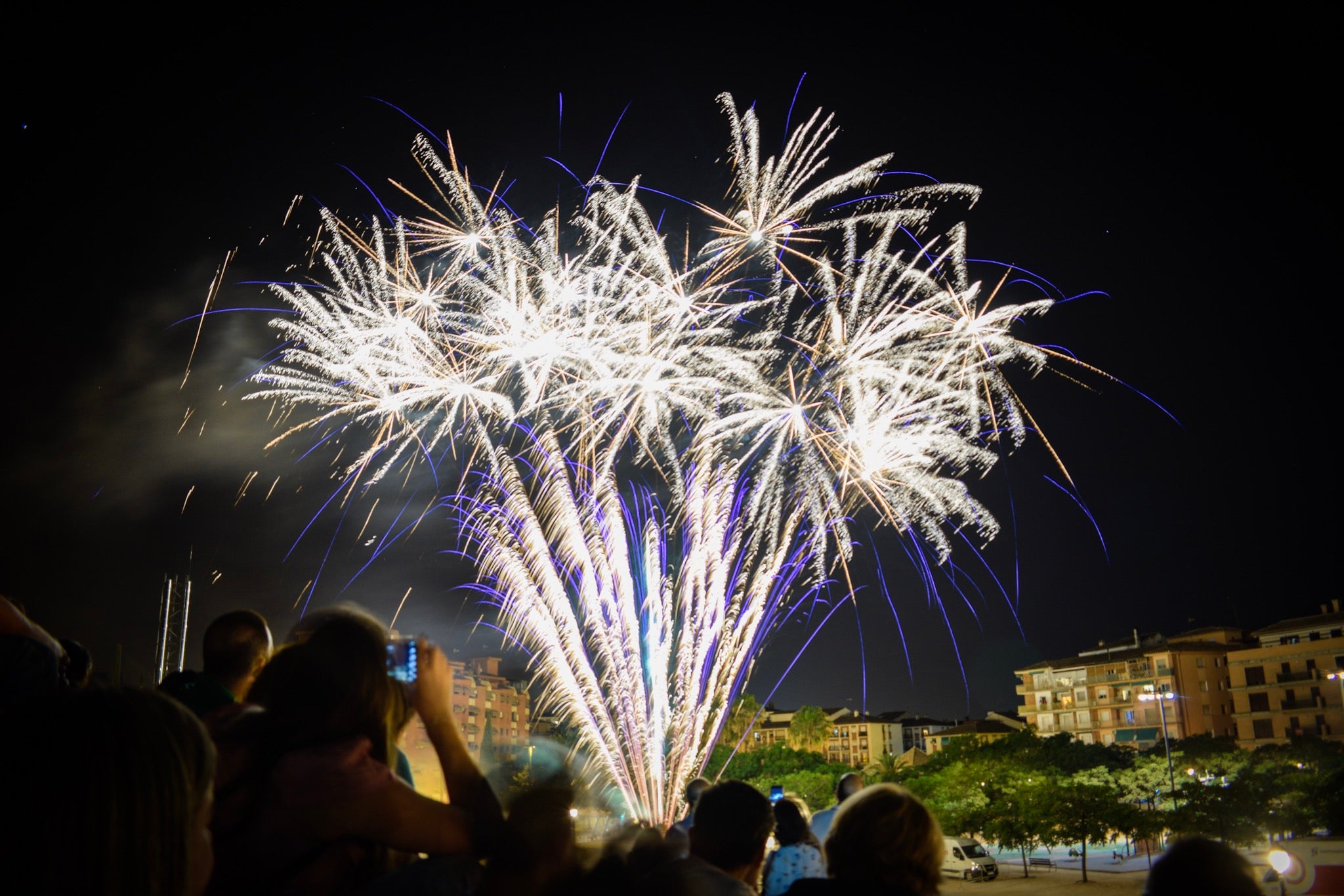 Un espectáculo de música y luces en el Palacio de Congresos pone fin a la semana de festejos en la capital nazarí