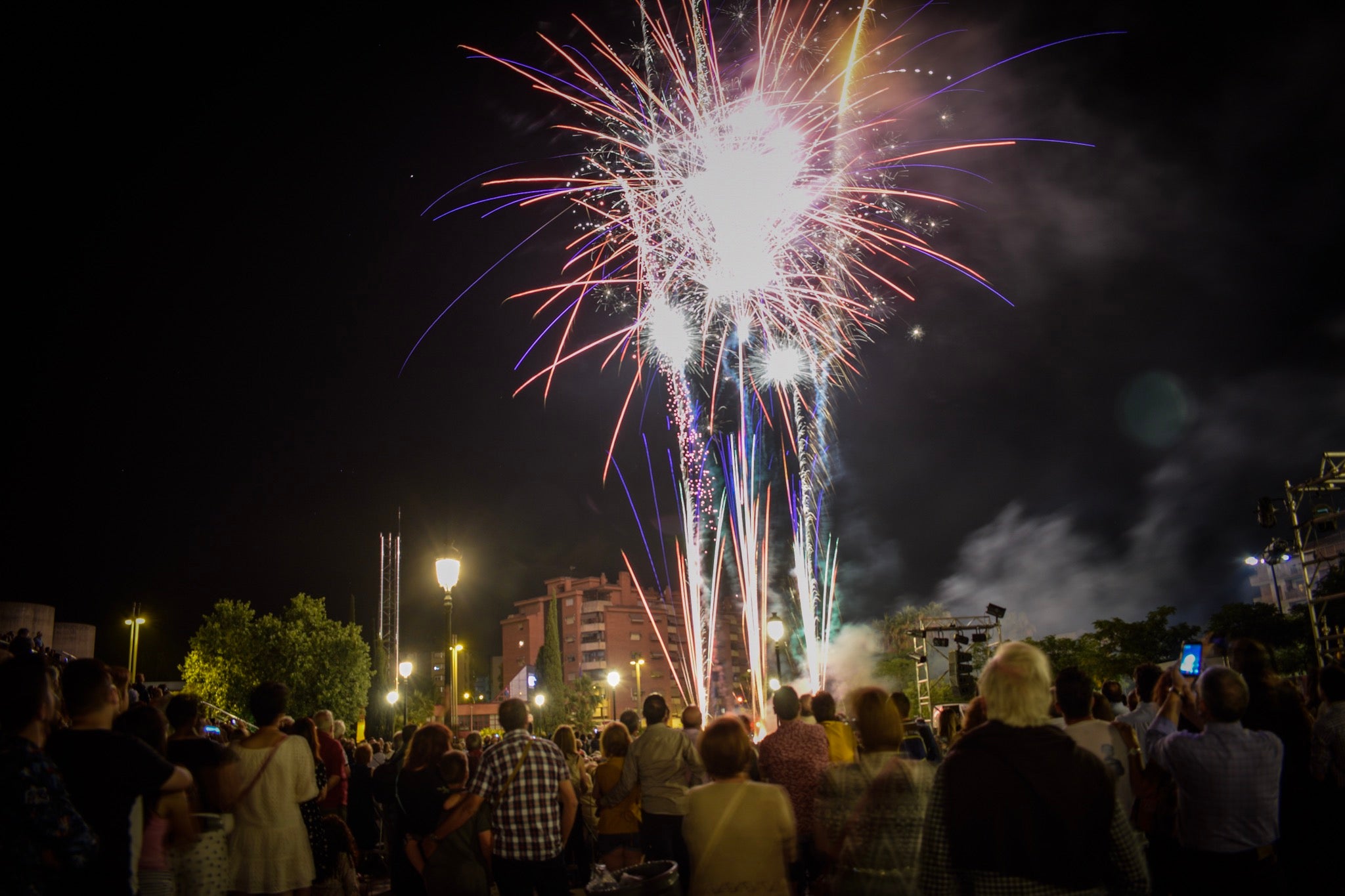 Un espectáculo de música y luces en el Palacio de Congresos pone fin a la semana de festejos en la capital nazarí