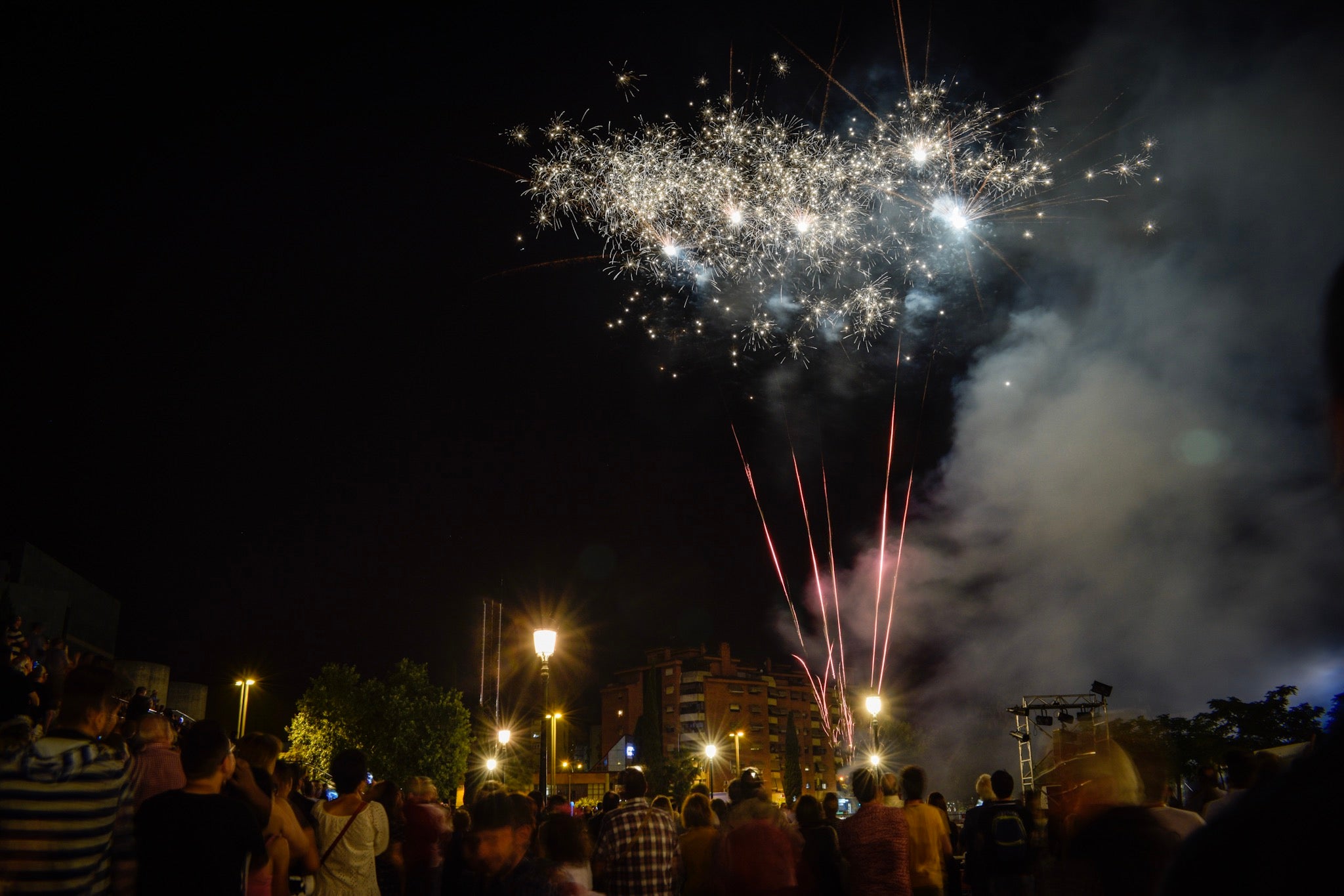 Un espectáculo de música y luces en el Palacio de Congresos pone fin a la semana de festejos en la capital nazarí