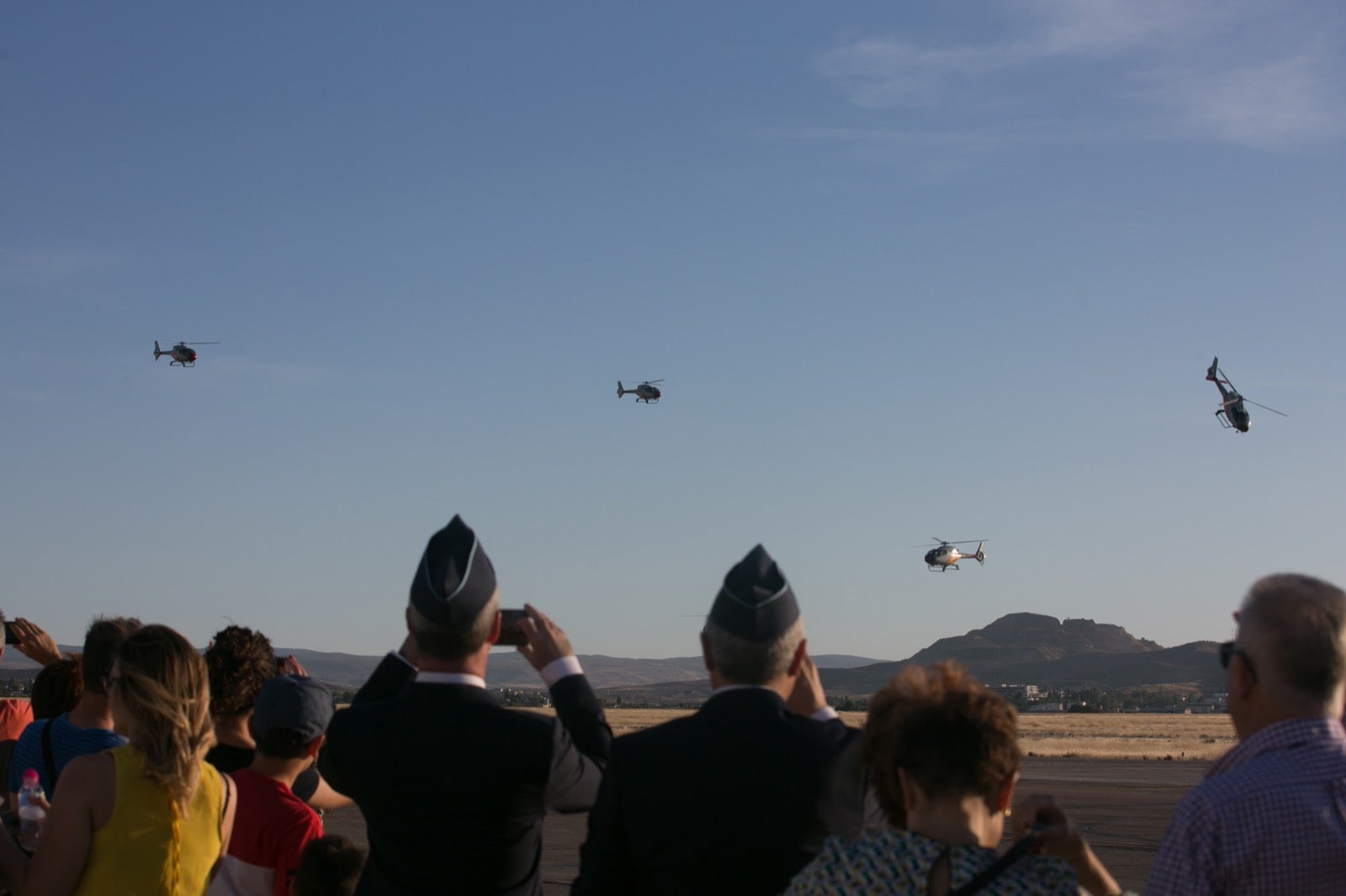 Acrobatismo motorizado. Hélices a golpe de guitarra. Espectáculo por todo lo alto. El FEX, la extensión callejera, gratuita y a menudo sorprendente del Festival Internacional de Música y Danza de Granada, alzó este viernes el escenario hasta el cielo de la Base Aérea de Armilla.