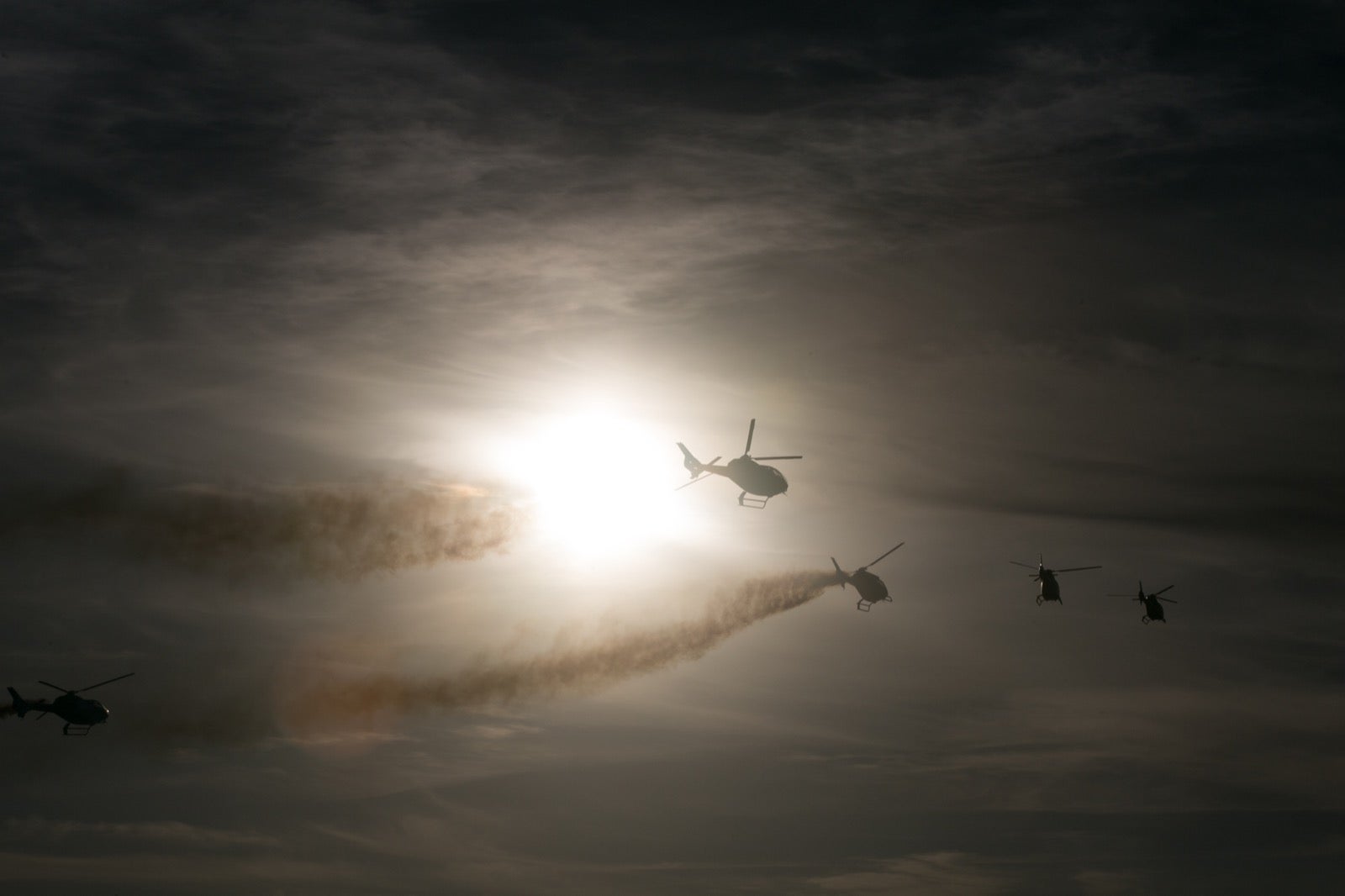 Acrobatismo motorizado. Hélices a golpe de guitarra. Espectáculo por todo lo alto. El FEX, la extensión callejera, gratuita y a menudo sorprendente del Festival Internacional de Música y Danza de Granada, alzó este viernes el escenario hasta el cielo de la Base Aérea de Armilla.
