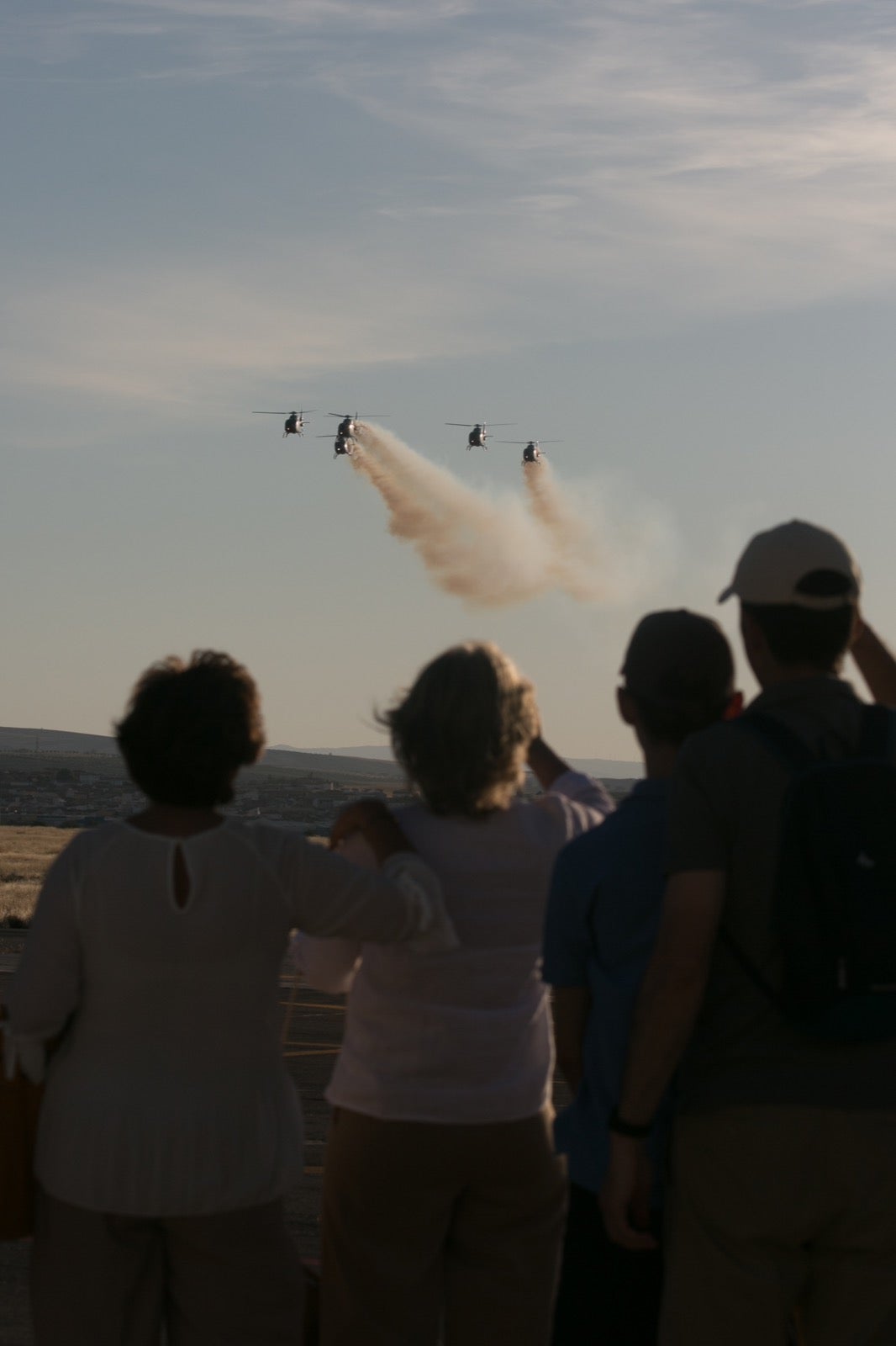 Acrobatismo motorizado. Hélices a golpe de guitarra. Espectáculo por todo lo alto. El FEX, la extensión callejera, gratuita y a menudo sorprendente del Festival Internacional de Música y Danza de Granada, alzó este viernes el escenario hasta el cielo de la Base Aérea de Armilla.
