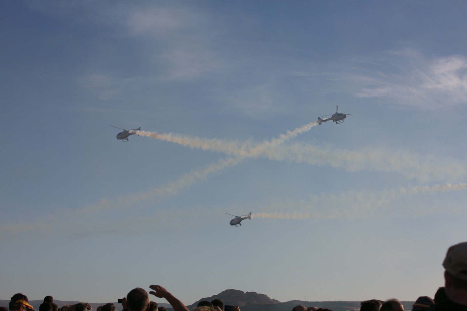 Acrobatismo motorizado. Hélices a golpe de guitarra. Espectáculo por todo lo alto. El FEX, la extensión callejera, gratuita y a menudo sorprendente del Festival Internacional de Música y Danza de Granada, alzó este viernes el escenario hasta el cielo de la Base Aérea de Armilla.
