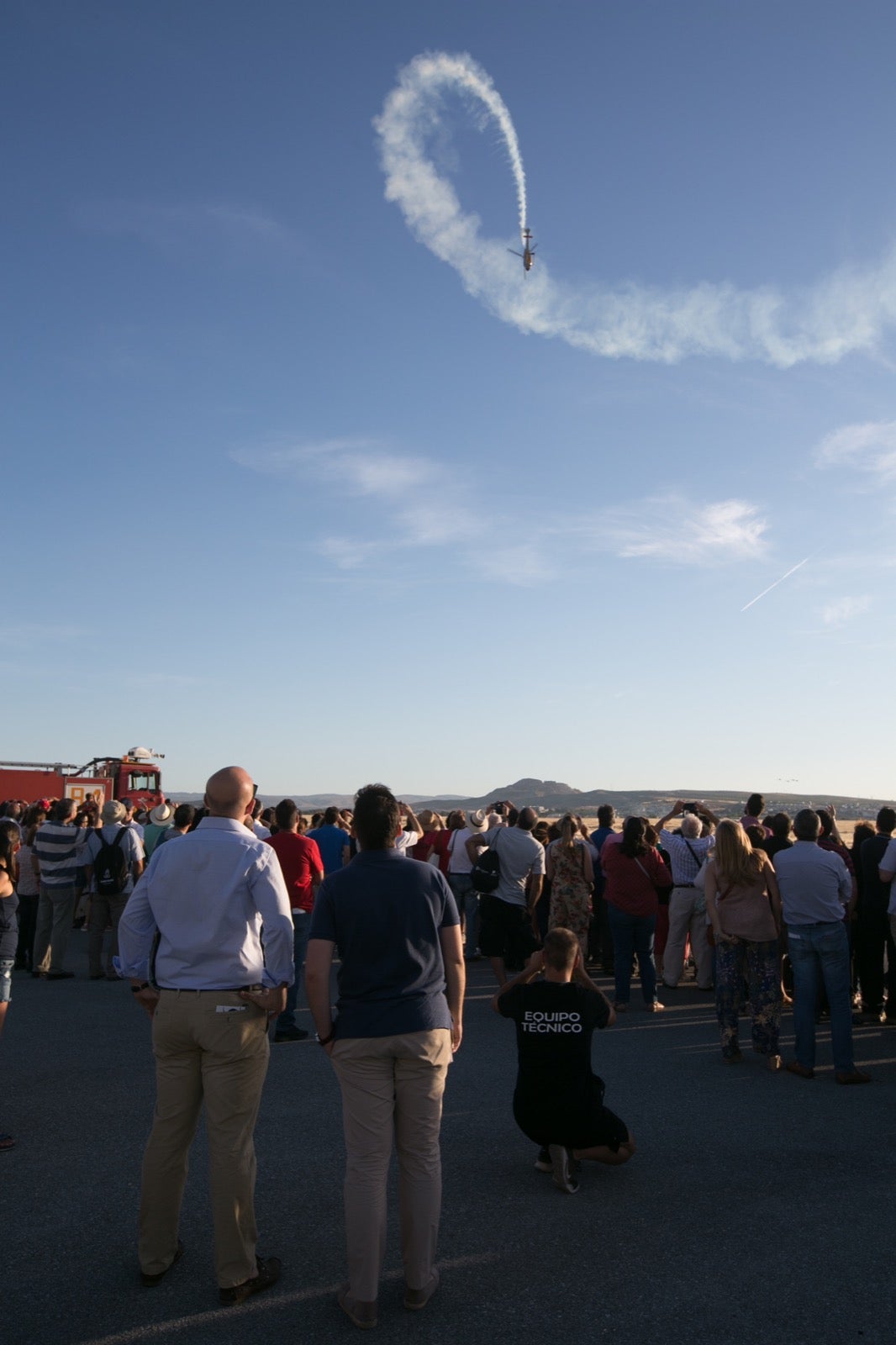 Acrobatismo motorizado. Hélices a golpe de guitarra. Espectáculo por todo lo alto. El FEX, la extensión callejera, gratuita y a menudo sorprendente del Festival Internacional de Música y Danza de Granada, alzó este viernes el escenario hasta el cielo de la Base Aérea de Armilla.