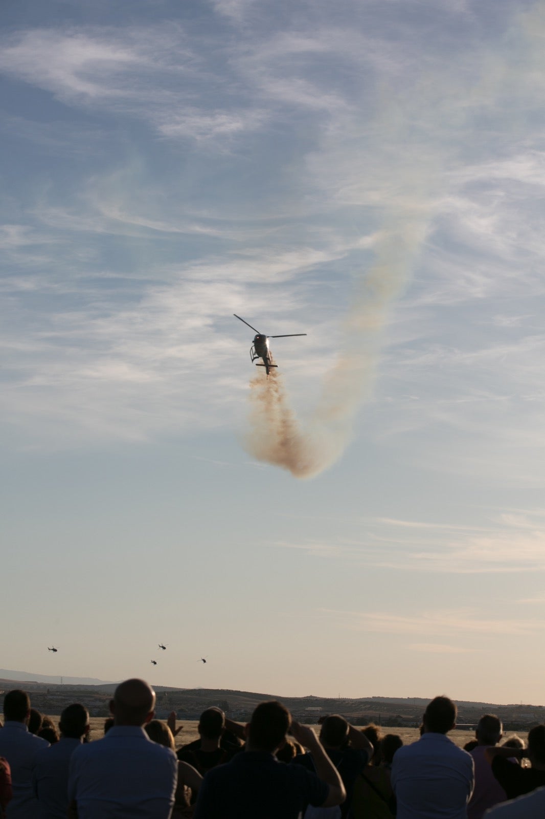Acrobatismo motorizado. Hélices a golpe de guitarra. Espectáculo por todo lo alto. El FEX, la extensión callejera, gratuita y a menudo sorprendente del Festival Internacional de Música y Danza de Granada, alzó este viernes el escenario hasta el cielo de la Base Aérea de Armilla.