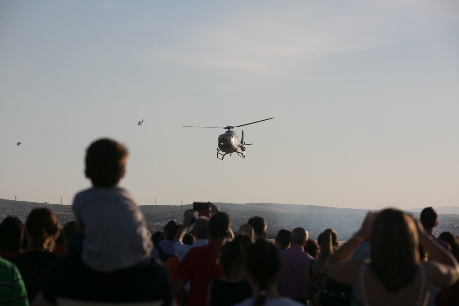 Acrobatismo motorizado. Hélices a golpe de guitarra. Espectáculo por todo lo alto. El FEX, la extensión callejera, gratuita y a menudo sorprendente del Festival Internacional de Música y Danza de Granada, alzó este viernes el escenario hasta el cielo de la Base Aérea de Armilla.