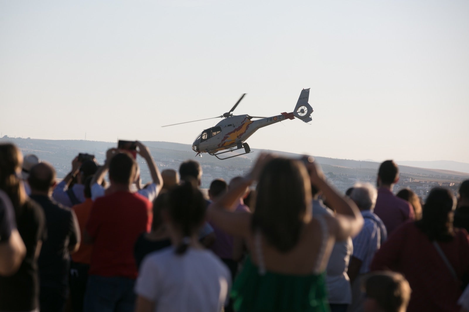 Acrobatismo motorizado. Hélices a golpe de guitarra. Espectáculo por todo lo alto. El FEX, la extensión callejera, gratuita y a menudo sorprendente del Festival Internacional de Música y Danza de Granada, alzó este viernes el escenario hasta el cielo de la Base Aérea de Armilla.