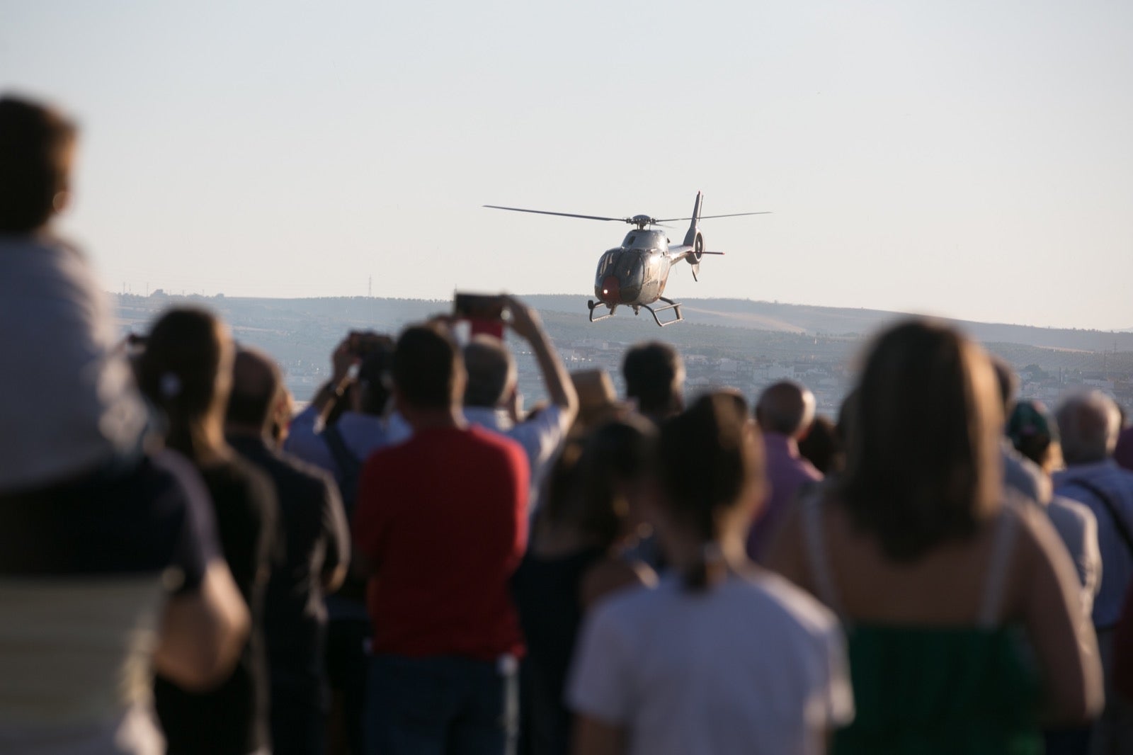 Acrobatismo motorizado. Hélices a golpe de guitarra. Espectáculo por todo lo alto. El FEX, la extensión callejera, gratuita y a menudo sorprendente del Festival Internacional de Música y Danza de Granada, alzó este viernes el escenario hasta el cielo de la Base Aérea de Armilla.