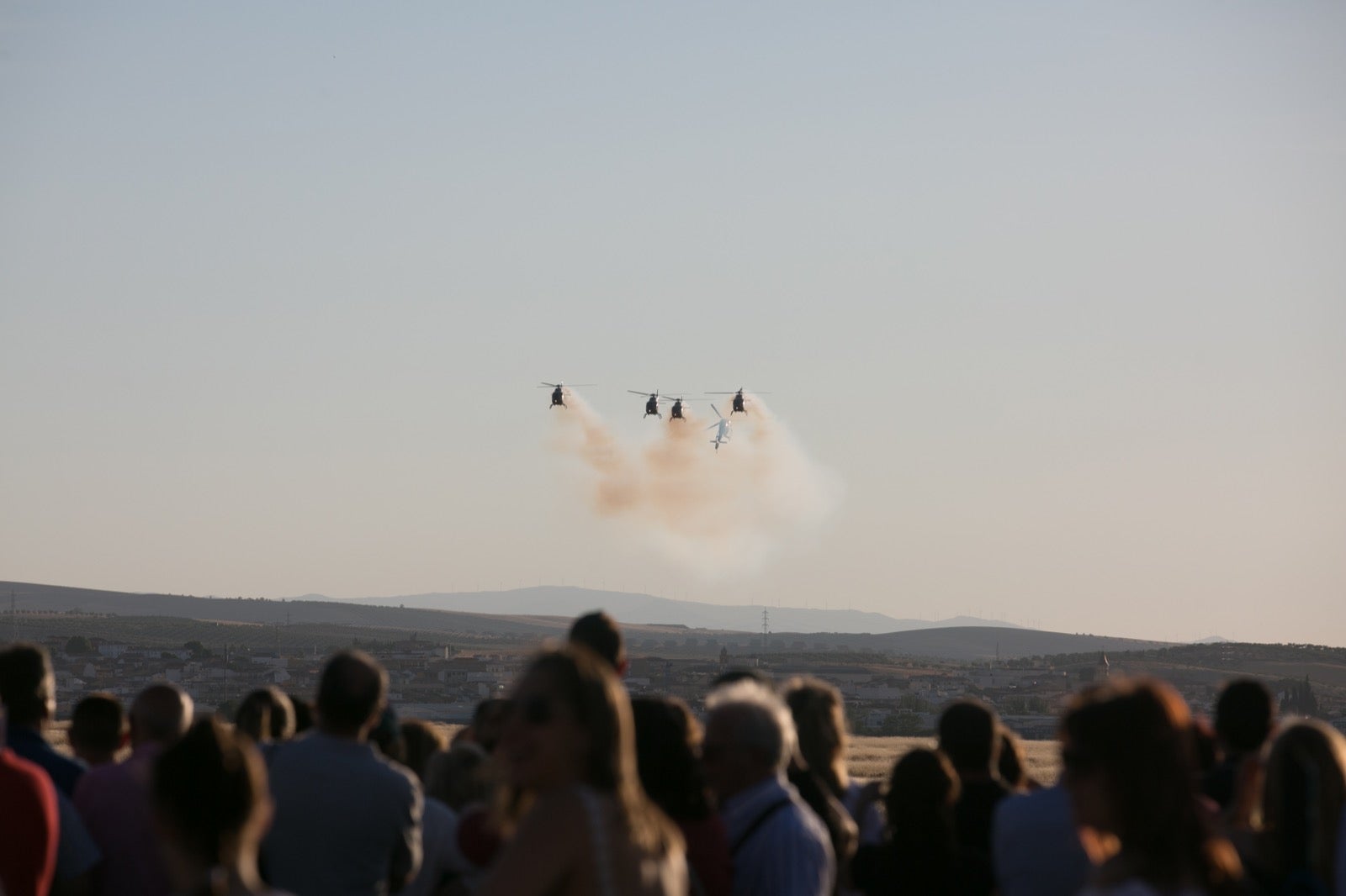 Acrobatismo motorizado. Hélices a golpe de guitarra. Espectáculo por todo lo alto. El FEX, la extensión callejera, gratuita y a menudo sorprendente del Festival Internacional de Música y Danza de Granada, alzó este viernes el escenario hasta el cielo de la Base Aérea de Armilla.