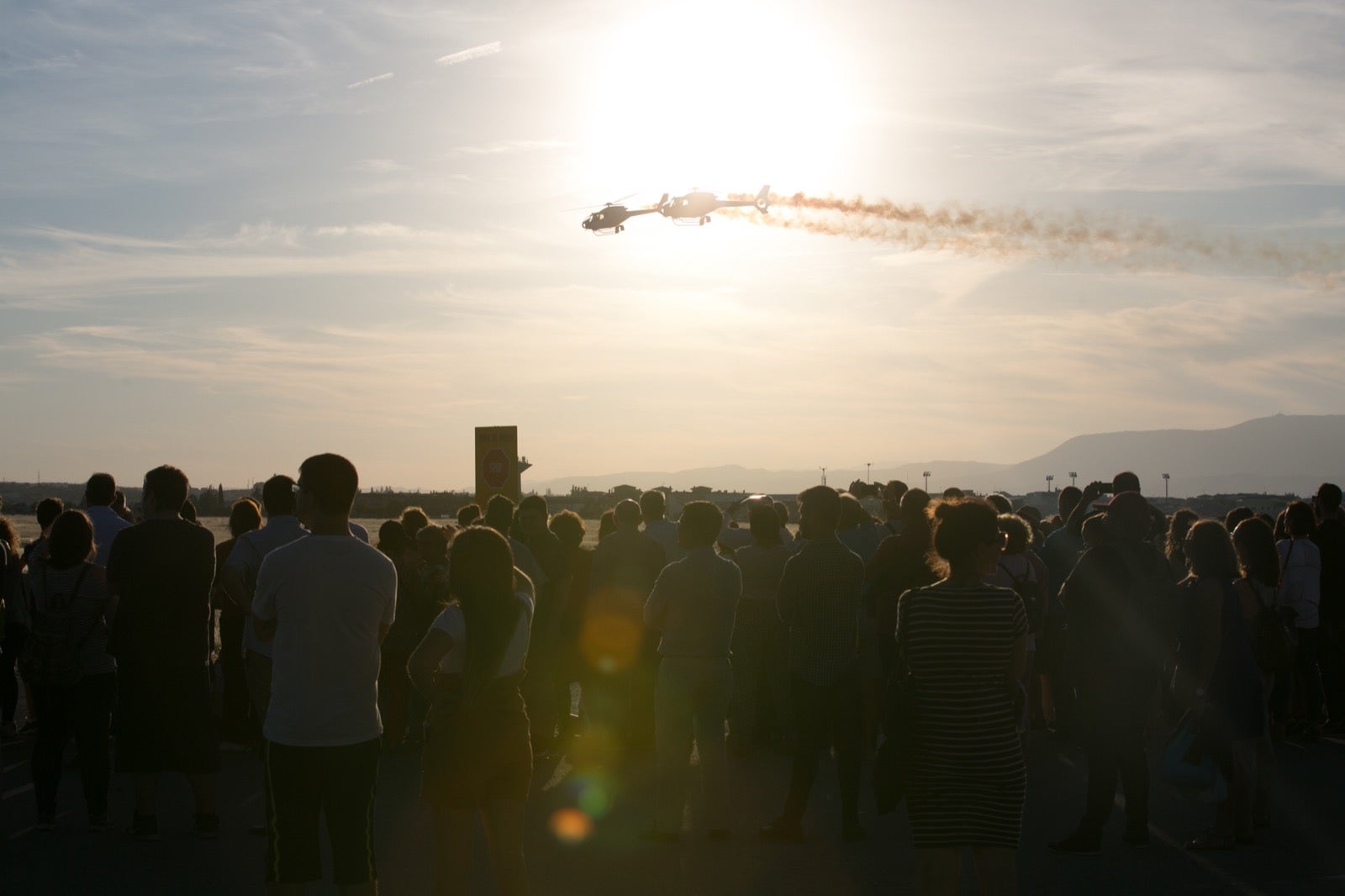 Acrobatismo motorizado. Hélices a golpe de guitarra. Espectáculo por todo lo alto. El FEX, la extensión callejera, gratuita y a menudo sorprendente del Festival Internacional de Música y Danza de Granada, alzó este viernes el escenario hasta el cielo de la Base Aérea de Armilla.