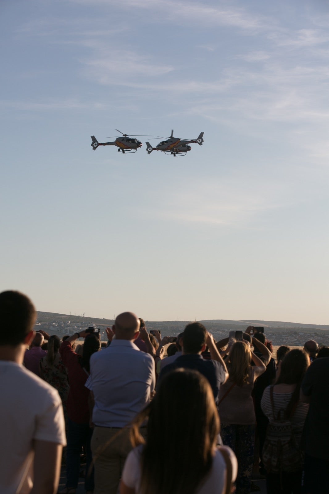 Acrobatismo motorizado. Hélices a golpe de guitarra. Espectáculo por todo lo alto. El FEX, la extensión callejera, gratuita y a menudo sorprendente del Festival Internacional de Música y Danza de Granada, alzó este viernes el escenario hasta el cielo de la Base Aérea de Armilla.