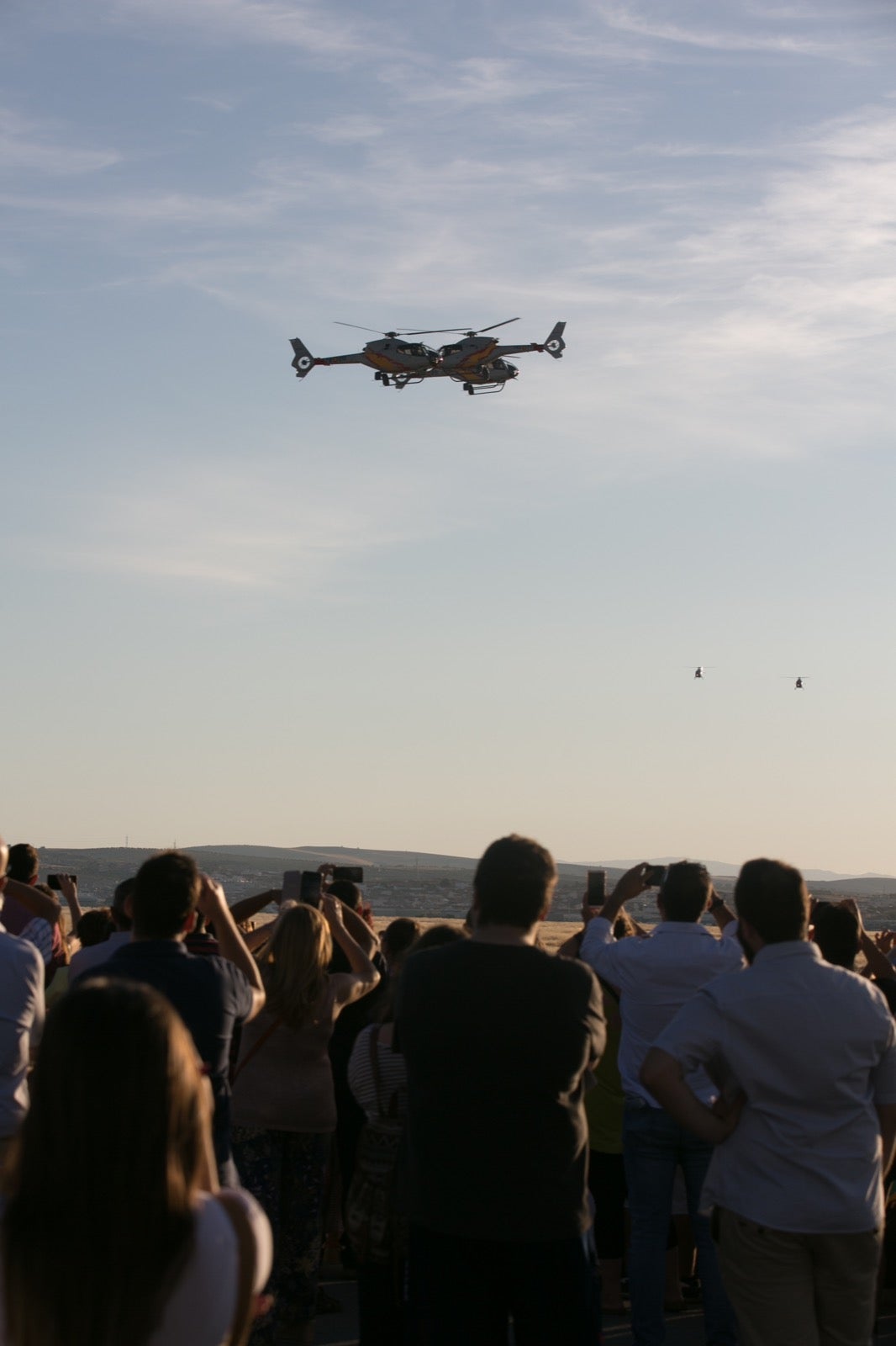 Acrobatismo motorizado. Hélices a golpe de guitarra. Espectáculo por todo lo alto. El FEX, la extensión callejera, gratuita y a menudo sorprendente del Festival Internacional de Música y Danza de Granada, alzó este viernes el escenario hasta el cielo de la Base Aérea de Armilla.
