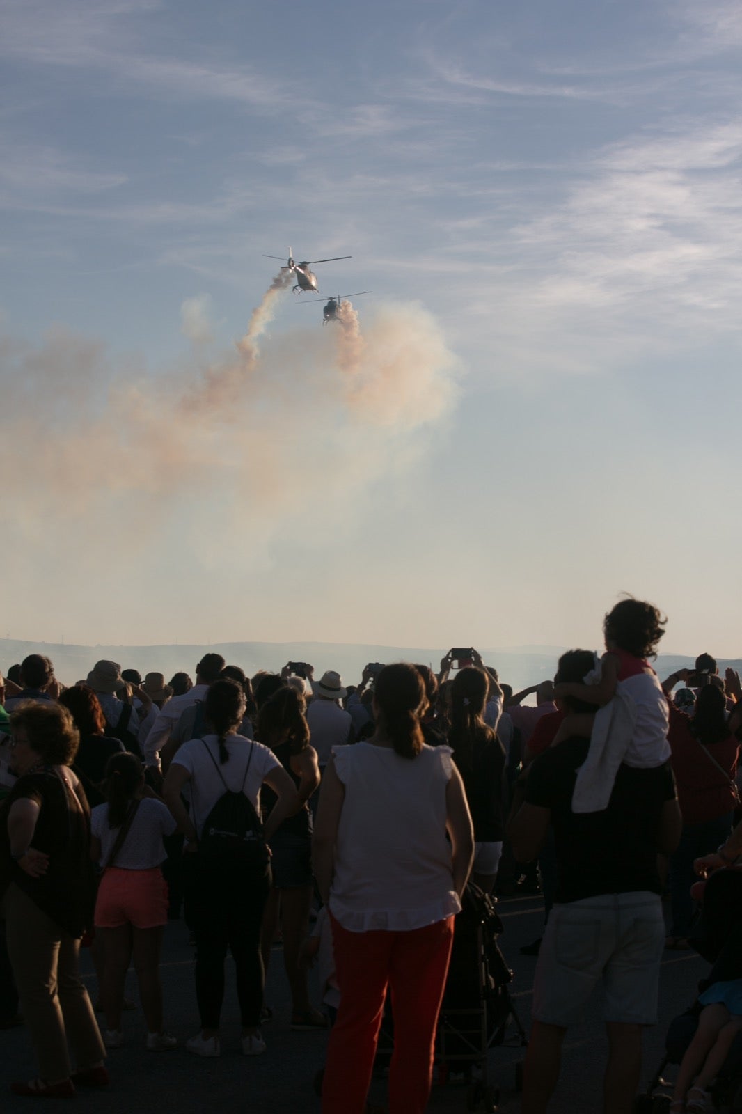 Acrobatismo motorizado. Hélices a golpe de guitarra. Espectáculo por todo lo alto. El FEX, la extensión callejera, gratuita y a menudo sorprendente del Festival Internacional de Música y Danza de Granada, alzó este viernes el escenario hasta el cielo de la Base Aérea de Armilla.