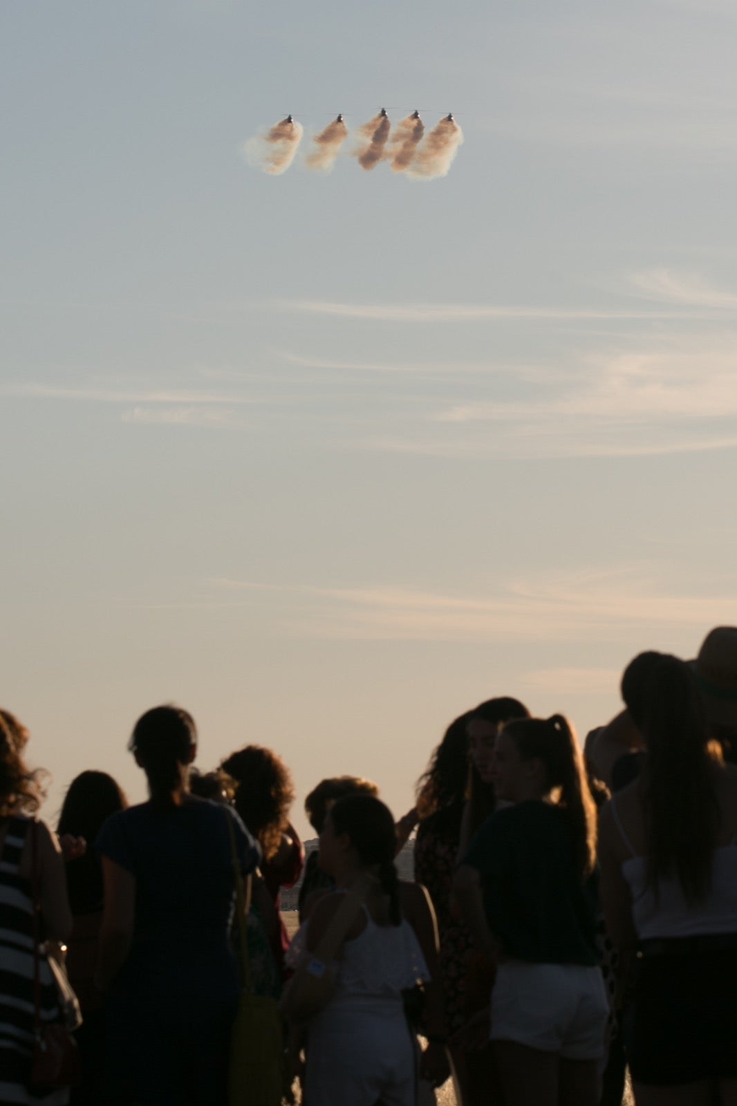 Acrobatismo motorizado. Hélices a golpe de guitarra. Espectáculo por todo lo alto. El FEX, la extensión callejera, gratuita y a menudo sorprendente del Festival Internacional de Música y Danza de Granada, alzó este viernes el escenario hasta el cielo de la Base Aérea de Armilla.