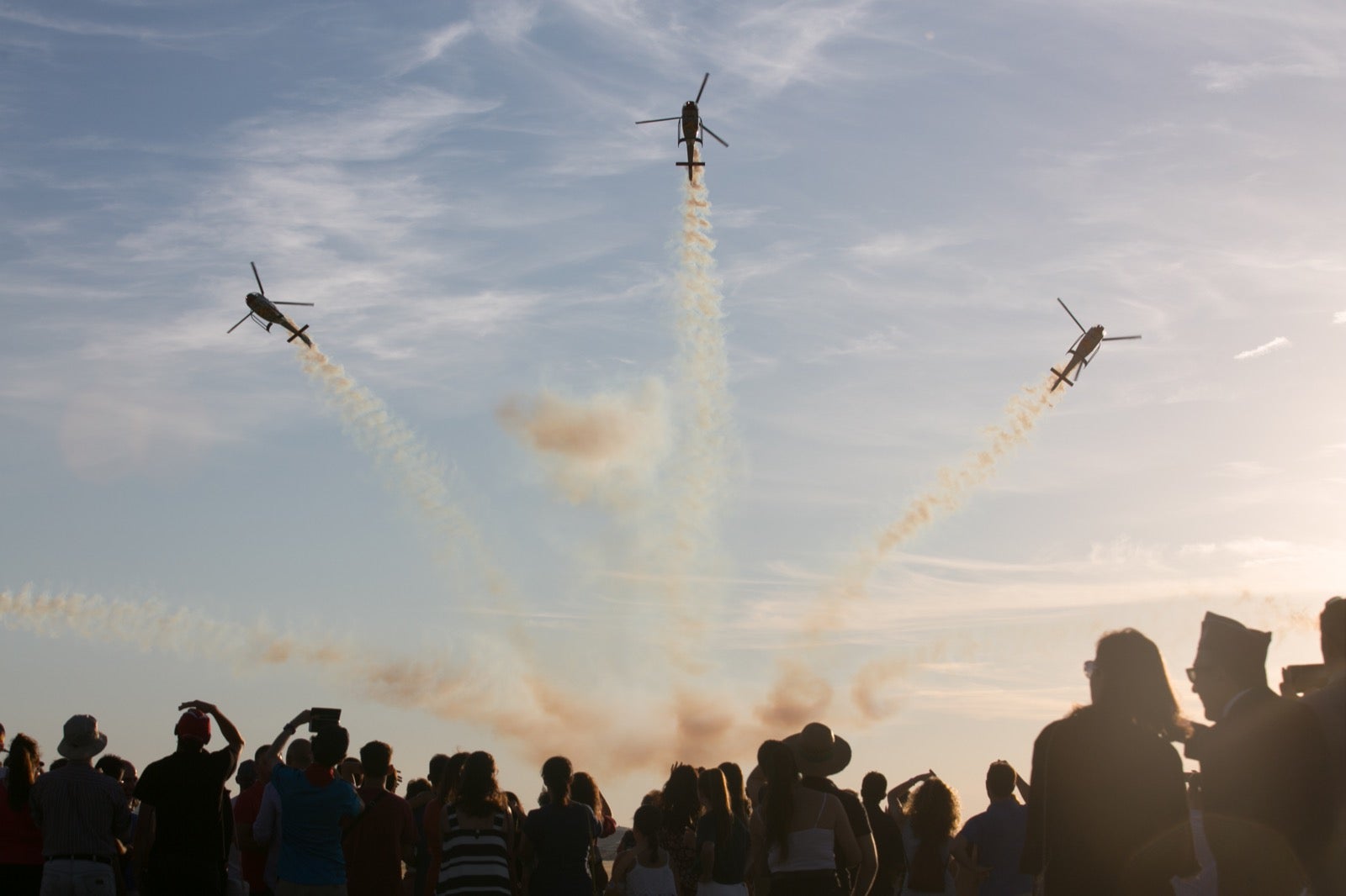 Acrobatismo motorizado. Hélices a golpe de guitarra. Espectáculo por todo lo alto. El FEX, la extensión callejera, gratuita y a menudo sorprendente del Festival Internacional de Música y Danza de Granada, alzó este viernes el escenario hasta el cielo de la Base Aérea de Armilla.