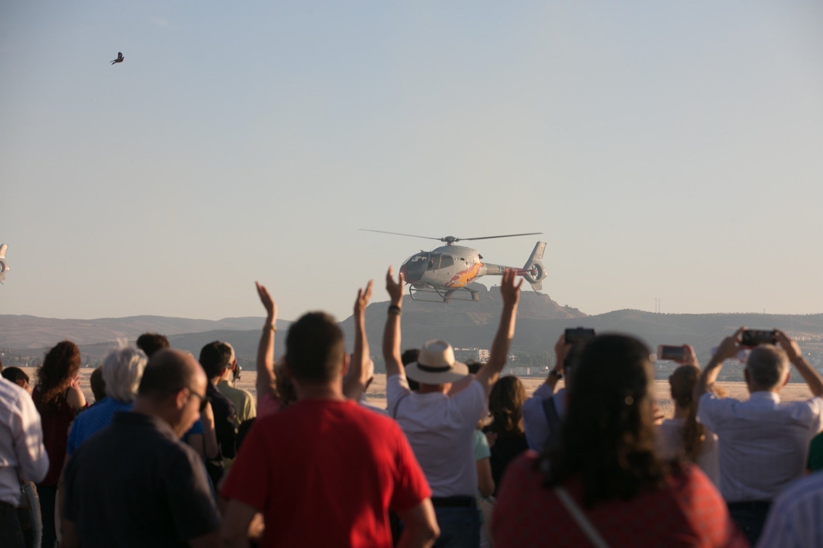 Acrobatismo motorizado. Hélices a golpe de guitarra. Espectáculo por todo lo alto. El FEX, la extensión callejera, gratuita y a menudo sorprendente del Festival Internacional de Música y Danza de Granada, alzó este viernes el escenario hasta el cielo de la Base Aérea de Armilla.