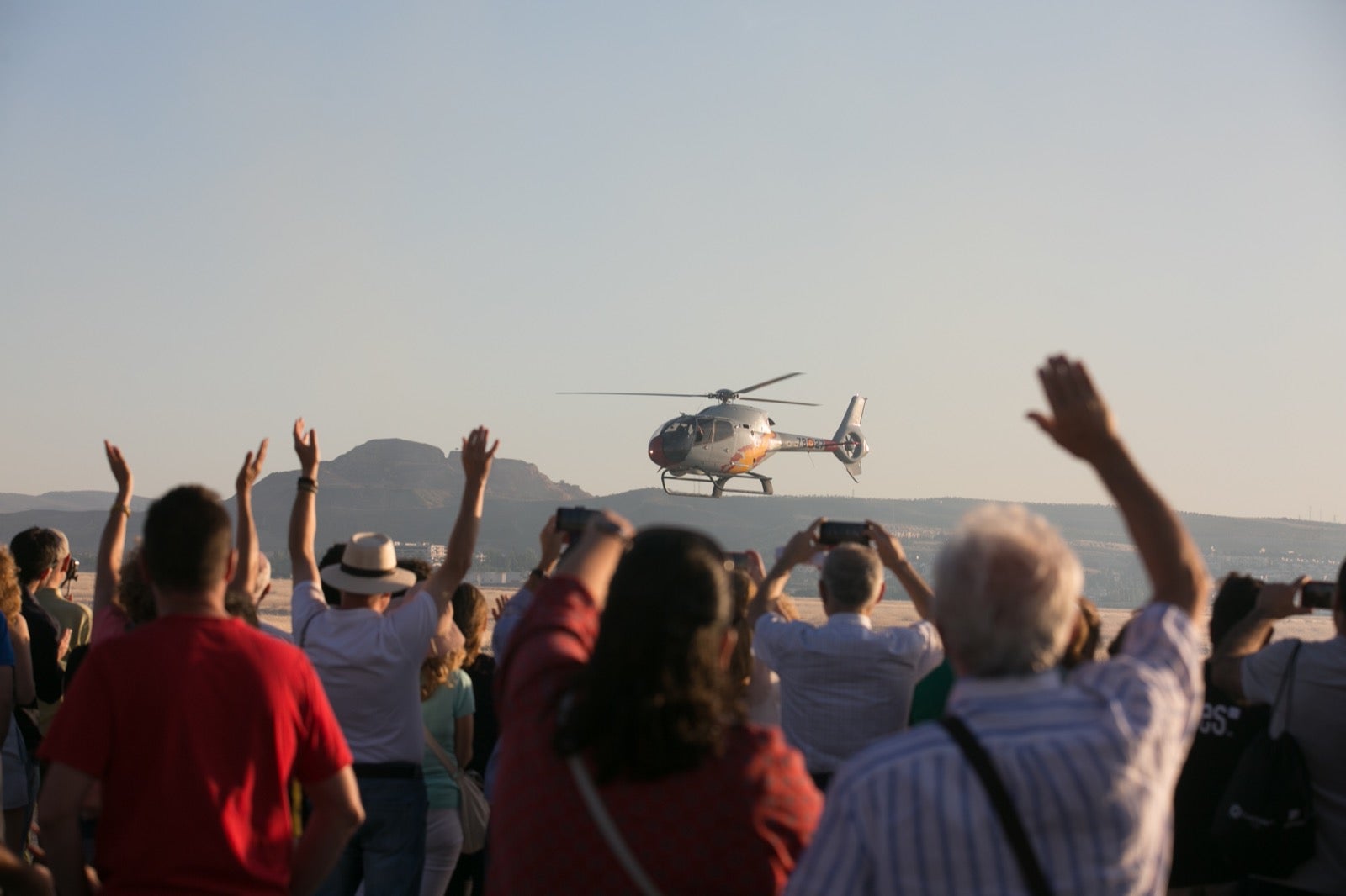 Acrobatismo motorizado. Hélices a golpe de guitarra. Espectáculo por todo lo alto. El FEX, la extensión callejera, gratuita y a menudo sorprendente del Festival Internacional de Música y Danza de Granada, alzó este viernes el escenario hasta el cielo de la Base Aérea de Armilla.