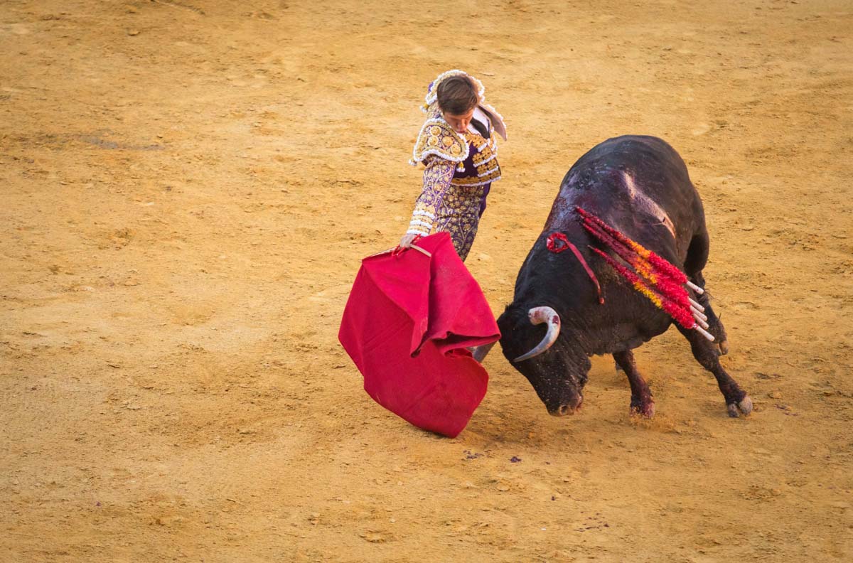 Portentosa actuación del granadino 'El Fandi0', a hombros con Julián López 'El Juli' en tarde de claroscuros de 'Morante de la Puebla'