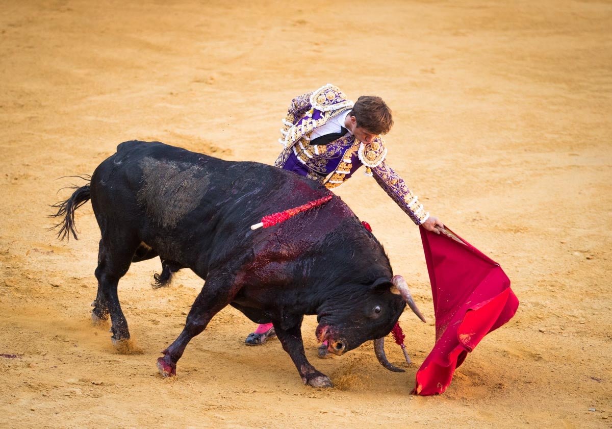 Portentosa actuación del granadino 'El Fandi0', a hombros con Julián López 'El Juli' en tarde de claroscuros de 'Morante de la Puebla'