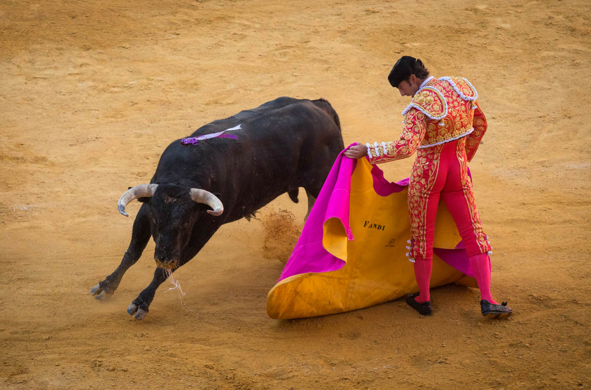 Portentosa actuación del granadino 'El Fandi0', a hombros con Julián López 'El Juli' en tarde de claroscuros de 'Morante de la Puebla'