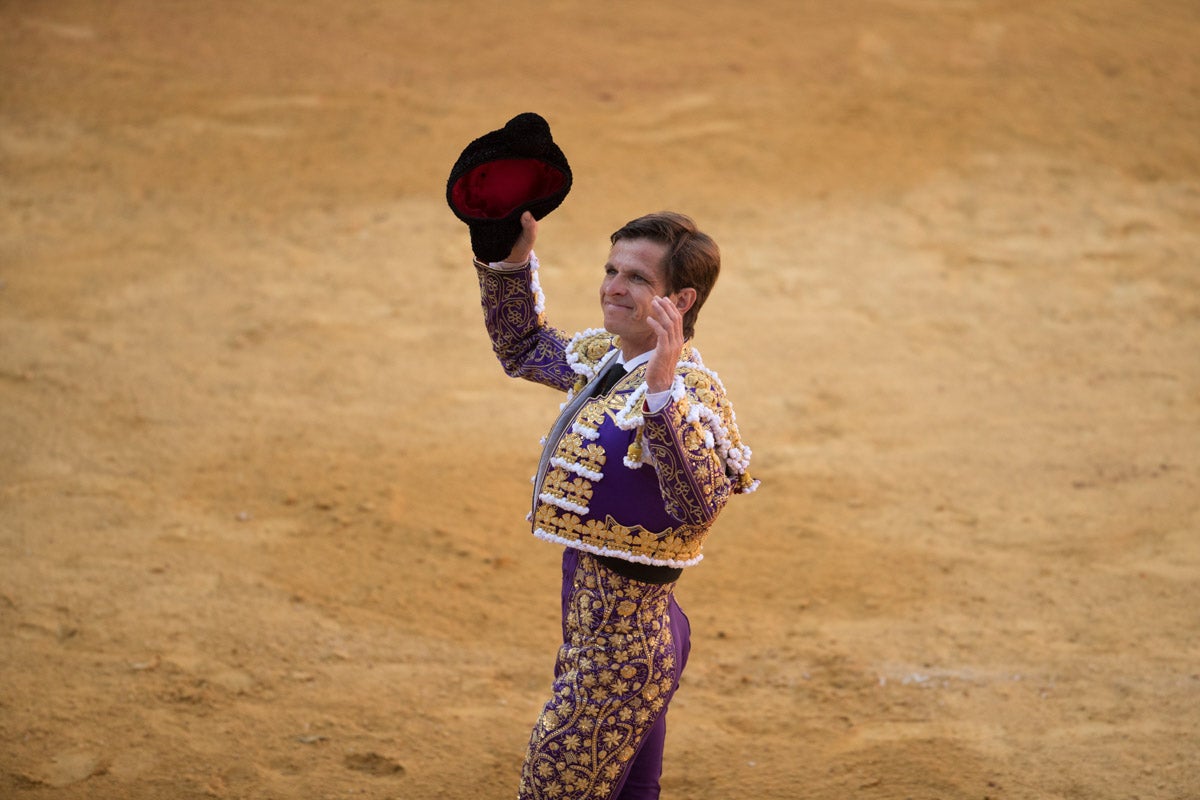 Portentosa actuación del granadino 'El Fandi0', a hombros con Julián López 'El Juli' en tarde de claroscuros de 'Morante de la Puebla'