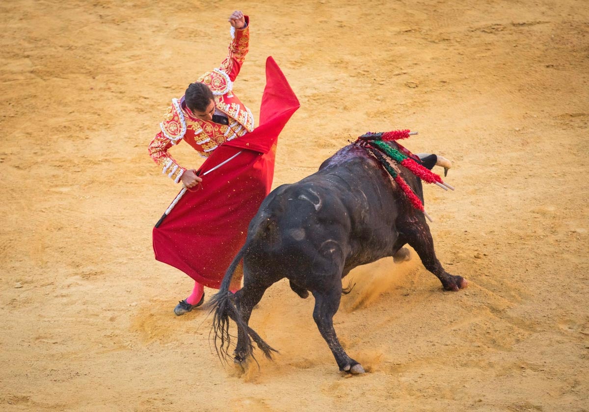 Portentosa actuación del granadino 'El Fandi0', a hombros con Julián López 'El Juli' en tarde de claroscuros de 'Morante de la Puebla'